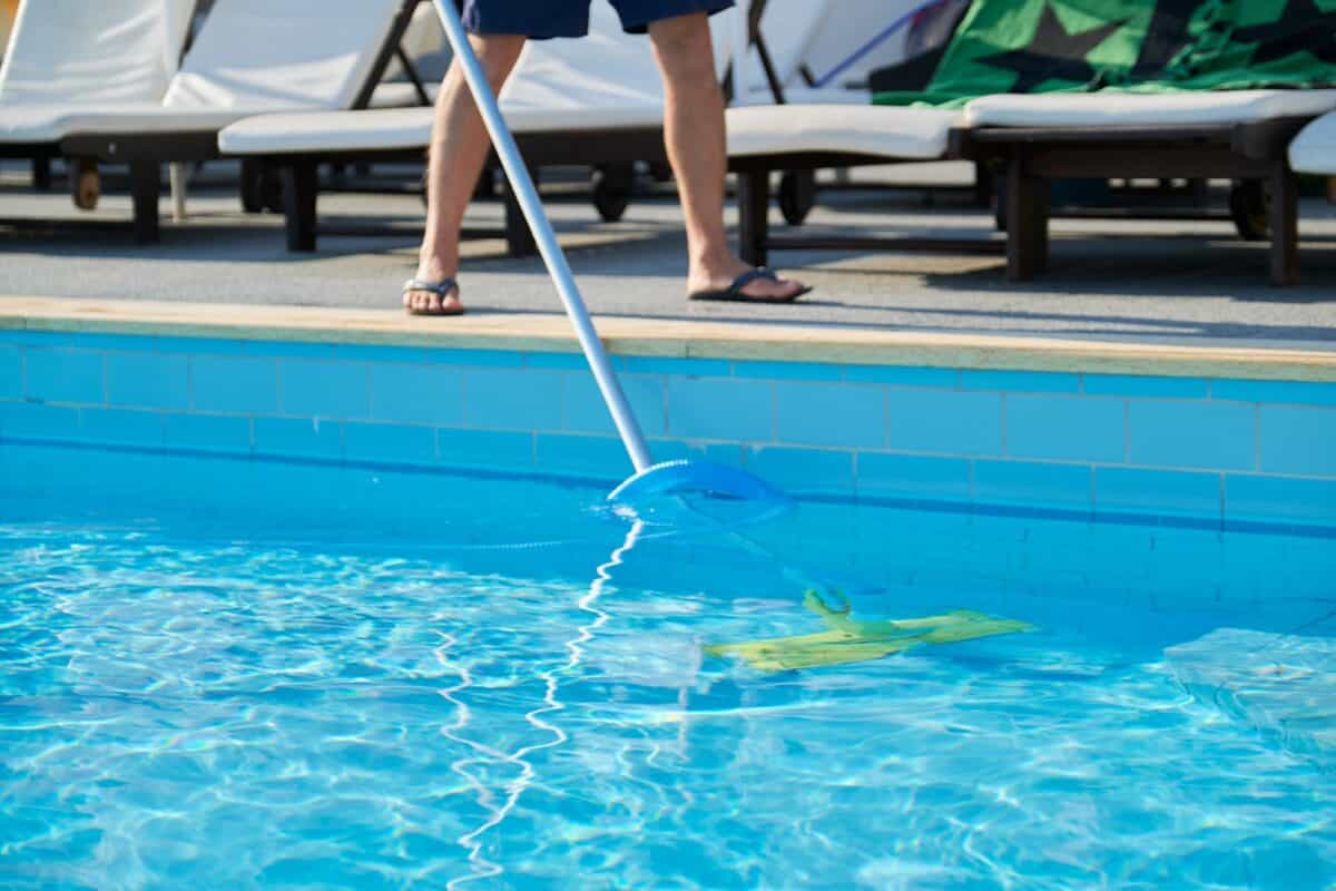 Den Pool für den Sommer vorbereiten